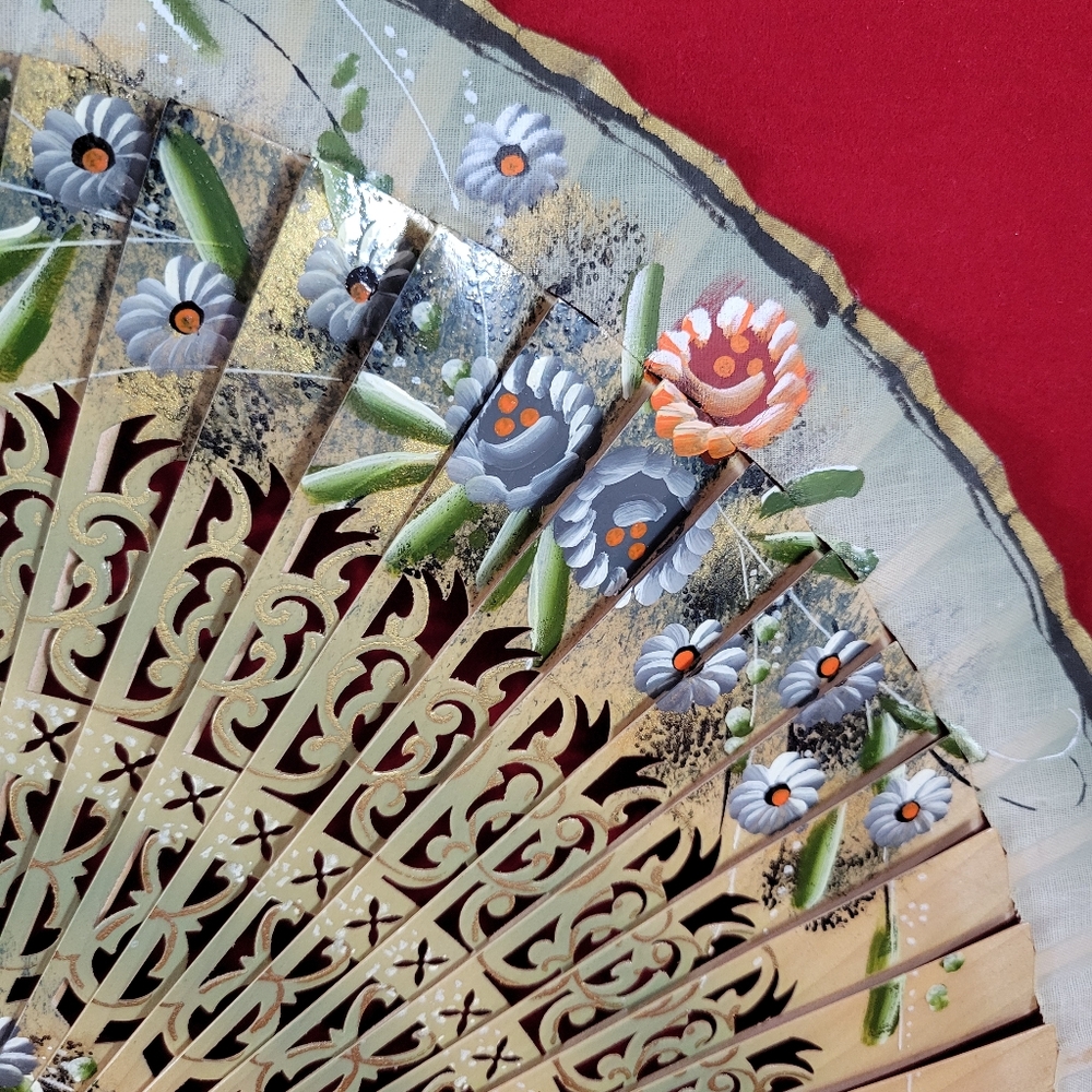 GORGEOUS HAND PAINTED ON BAMBOO,HAND HOLD FAN. - Picture 3 of 12